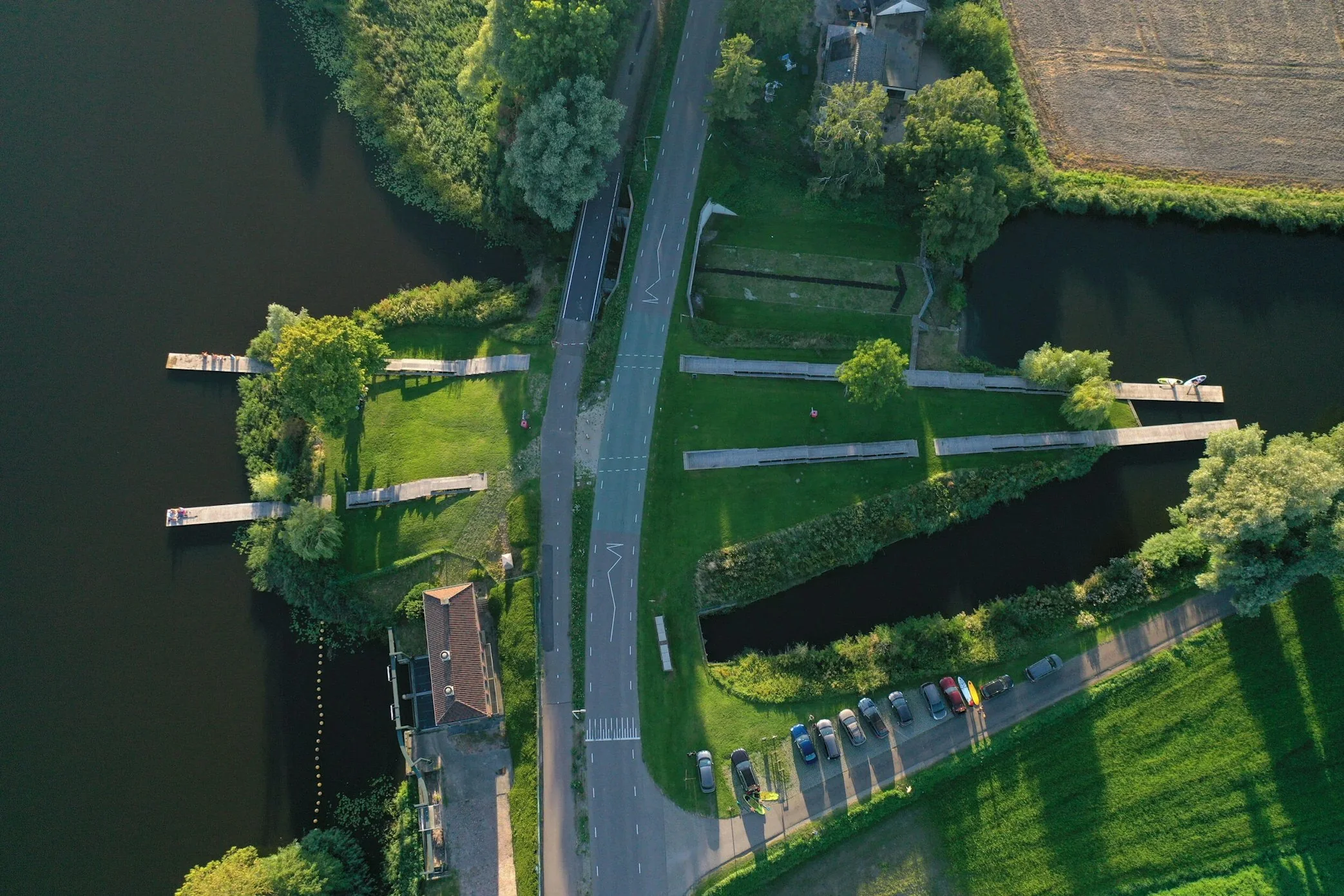 Luchtfoto van Blaauwe Sluis en de waterrijke omgeving